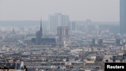 Kualitas udara di kota Paris yang cukup cukup tercemar terlihat dalam foto ini yang diambil pada 17 Maret 2014. 