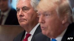 Le président américain Donald Trump aux côtés du secrétaire d'État Rex Tillerson, gauche, lors d'une réunion du cabinet dans la salle du Cabinet à la Maison Blanche à Washington. 20 décembre 2017.