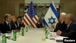 აშშ-ის სახელმწიფო მდივანი, ენტონი ბლინკენი ისრაელის თავდაცვის ძალების ყოფილ ხელმძღვანელ, გადი ეიზენკოტთან და ისრაელის თავდაცვის ყოფილ მინისტრ, ბენი განცთან შეხვედრაზე. თელ-ავივი, ისრაელი. 2024 წლის 8 თებერვალი.