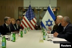 Menteri Luar Negeri AS Antony Blinken bertemu dengan mantan Panglima Pasukan Pertahanan Israel (IDF) Gadi Eisenkot dan mantan Menteri Pertahanan Israel Benny Gantz di Tel Aviv, Israel, Kamis, 8 Februari 2024. (Foto: via Reuters)