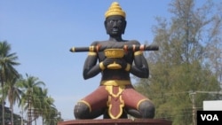 លោកតា ដំបង​ក្រញូង​រូបសញ្ញានៃការ​ស្វាគមន៍​ទៅខេត្ត​បាត់ដំបង។​