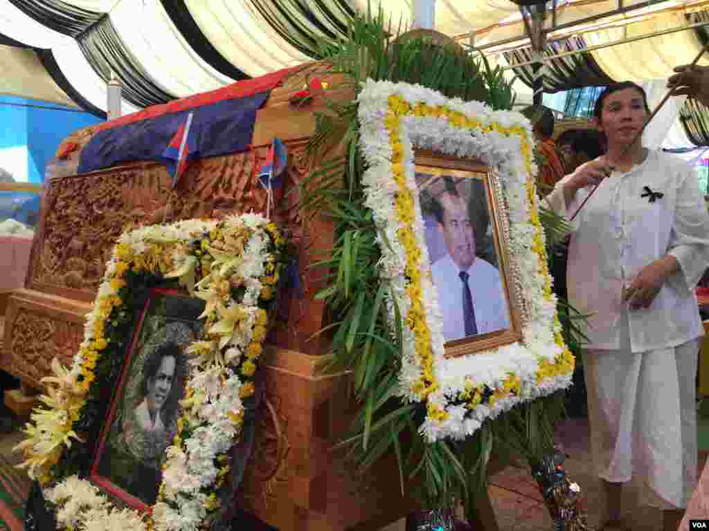 សាកសព​របស់​លោក កែម ឡី ត្រូវបាន​គេ​ដាក់​ក្នុង​មឈូស​មុនពេល​ពិធិ​បញ្ចុះសព​កាលពី​ព្រឹក​ថ្ងៃច័ន្ទ ទី២៥ ខែកក្កដា ឆ្នាំ២០១៦។ (ផន បុប្ផា/VOA)