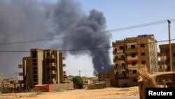 Asap mengepul di atas gedung-gedung setelah pengeboman udara, selama bentrokan antara paramiliter dan tentara di Khartoum Utara, Sudan, 1 Mei 2023. (Foto: REUTERS/Mohamed Nureldin Abdallah)