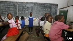 Des enfants zimbabwéens sont assis dans une salle de classe dans une école de Norton, à 55 km à l’ouest de Harare, le 28 janvier 2009.