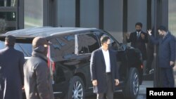  တောင်ကိုရီးယားသမ္မတ Yoon Suk Yeol က ဖမ်းဝရမ်းအထုတ်ခံရပြီးနောက် Gwacheon မှာရှိတဲ့ အဆင့်မြင့်အရာရှိတွေရဲ့ အကျင့်ပျက်ခြစားမှု စုံစမ်းစစ်ဆေးရေးရုံးကို ကိုယ်တိုင်လာရောက်စဥ်။ (ဇန်နဝါရီ ၁၅၊ ၂၀၂၅)