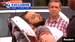 Ahmad Khan Rahami saat diangkat menuju ambulan setelah tertembak di Linden, New Jersey, 19 September 2016 (Courtesy WABC-TV via REUTERS).