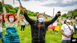 موافقان طرح لغو حق مالکیت معنوی واکسن کرونا پس از شنیدن حمایت دولت آمریکا از آن شادی کردند