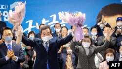 더불어민주당 이낙연 서울 종로구 국회의원 후보가 지난 15일 선거사무소 상황실에서 21대 국회의원선거 당선이 확실시되자 부인 김숙희 여사와 꽃다발을 들고 있다.