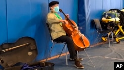 ცნობილი მუსიკოსი იო-იო მა, ბერკშირის საჯარო კოლეჯში "ფაიზერის" ვაქცინით აცრის შემდეგ, იქ მისულებისთვის უკრავს. ქ. პიტსფილდი, აშშ. 