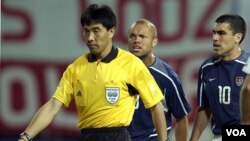 Wasit Tiongkok Lu Jun saat memimpin pertandingan antara AS dan Polandia dalam Piala Dunia 2002 di Daejeon, Korsel (foto: dok).
