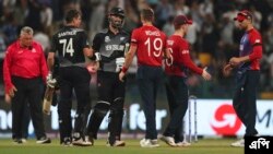 میچ جیتنے کے بعد نیوزی لینڈ کے ڈیرل مچل اور مچل سانٹنر انگلینڈ کے کھلاڑیوں سے ہاتھ ملاتے ہوئے۔ 