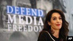 Amal Clooney, avocate internationale spécialisée dans les droits de l'homme, assiste à une réunion des ministres des Affaires étrangères du G7 à Dinard, en Bretagne, le 5 avril 2019. 