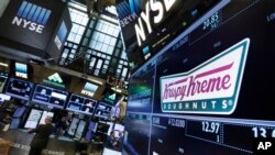 แฟ้ม - โลโก้คริสปี ครีม ในพื้นที่การซื้อขายที่ตลาดหลักทรัพย์นิวยอร์ก เมื่อ 9 พ.ค. 2016 (เอพี)