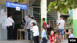 អ្នកបោះឆ្នោតត្រៀមខ្លួនចូលទៅបោះឆ្នោតនៅការិយាល័យសាលាបឋមសិក្សានរោត្តម រាជធានីភ្នំពេញ⁣ នាព្រឹកថ្ងៃអាទិត្យ ទី២៩ ខែកក្កដា ឆ្នាំ២០១៨។ (ស៊ុន ណារិន/VOA)