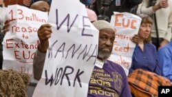 Dalam foto tertanggal 18/1/2014 ini para pengunjuk rasa memadati jumpa pers Partai Demokrat di Capitol Hill, Washington DC mengenai diperpanjangnya asuransi untuk para penganggur yang sebenarnya sudah dihentikan pada 28/12/2013. 