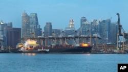 Pelabuhan Singapura dengan latar belakang gedung-gedung pencakar langit (Foto: dok). Pemerintah Singapura menuntut Chinpo Shipping Company atas tuduhan membantu Korea Utara untuk memperoleh senjata ilegal, Selasa (10/6).