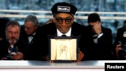 Le réalisateur Spike Lee, lauréat du Grand Prix pour son film "BlacKkKlansman", pose après la cérémonie de clôture du 71e Festival de Cannes, en France, le 19 mai 2018.