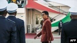 Le président malgache Andry Rajoelina inspecte les troupes lors des célébrations de la fête de l'indépendance au stade Barea à Antananarivo, le 26 juin 2021.