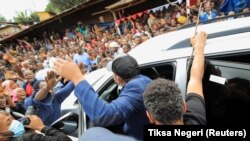 Le Premier ministre éthiopien Abiy Ahmed salue la foule après avoir voté lors des élections parlementaires et régionales, dans la ville de Beshasha, en Éthiopie, le 21 juin 2021. 