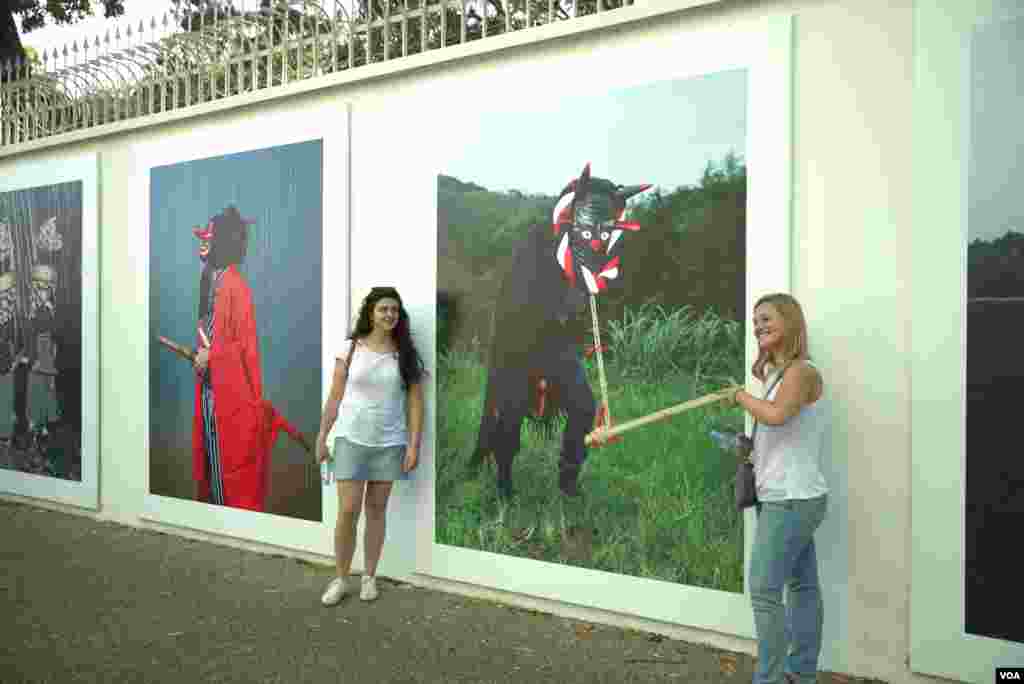 ភ្ញៀវ​អន្តរជាតិ​​ថត​រូបជាមួយ​ស្នាដៃ​រូប​ថត​​មួយ​​ដែល​ត្រូវ​បាន​ដាក់​បង្ហាញ​នៅ​តាម​ជញ្ជាំង​ស្ថានទូត​បារាំង​កាល​ពី​ថ្ងៃទី​០៦ ខែ​តុលា ឆ្នាំ ២០១៨។(ទុំ ម្លិះ/VOA)