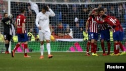 Real Madrid contre Atletico Madrid au stade Bernabeu de Santiago, à Madrid, Espagne, 27 février 2016.