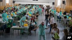 Para guru di Madrid, Spanyol menjalani tes massal Covid-19 (foto: dok).