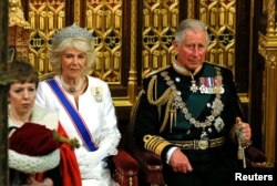 Pangeran Charles dan istrinya Camilla, Duchess of Cornwall, menunggu Ratu Elizabeth menyampaikan pidatonya di House of Lords, di Istana Westminster, London, Inggris, 27 Mei 2015. (REUTERS /Alastair Grant)