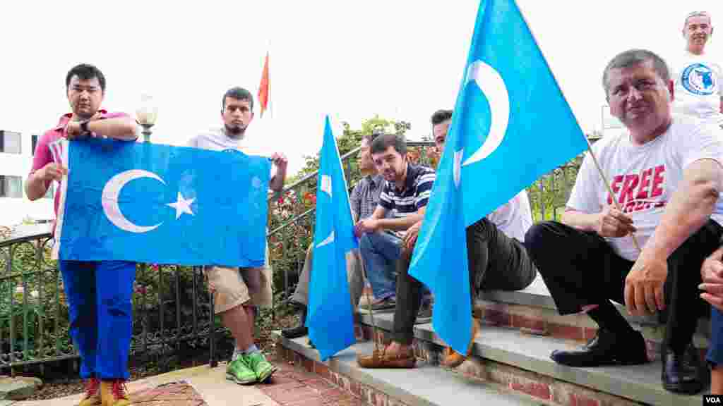 Uyg&#39;urlar Sharqiy Turkiston bayroqlarini ko&#39;tarib, Xitoy elchixonasi qarshisida bu davlatning uyg&#39;urlarga qarshi siyosatini qoralab, namoyish qilmoqda, Vashington, 3-avgust, 2014-yil. Odil Ruzaliev surati