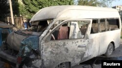 Bus yang membawa karyawan televisi Afghanistan ini hancur akibat bom di Kabul, Afghanistan 30 Mei 2020. (Foto: dok). Bom pinggir jalan kembali menewaskan enam warga sipil di distrik Mardyan, provinsi Jawzjan, Afghanistan, Rabu (24/6).