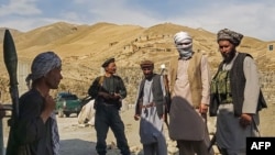 Pasukan Afghan berjaga di sebuah pos saat berpatroli untuk menghadapi militan Taliban di wilayah Tange Farkhar, Provinsi Takhar, Selasa, 6 Juli 2021. (Foto: Naseer Sadeq/AFP)