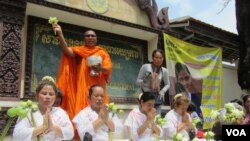 ព្រះតេជគុណ​លួន សាវ៉ាត ព្រះ​​សង្ឃ​ការពារសិទ្ធិ​មនុស្ស​កំពុង​សូត្រ​មន្ត​ជួនពរ​​អ្នក​ធ្វើកូដកម្ម​អត់អាហារ។​​