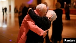 Donald Smitherman, 98 ans, embrasse sa femme Marlene à la fin d'une danse à Sun City, Arizona, le 5 janvier 2013.