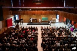 ดร.ปีเตอร์ โซตอนยี อธิการบดีของมหาวิทยาลัยสัตวแพทย์กรุงบูดาเปสต์ (University of Veterinary Medicine in Budapest) ในฮังการี นำม้าสองตัวมาประกอบการสอนวิชากายวิภาคสัตว์