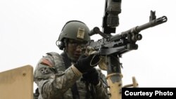 미 육군 예비군 병사가 위스콘신주 포트 맥코이에서 정기 동원 훈련에 참가하고 있다. (자료사진)