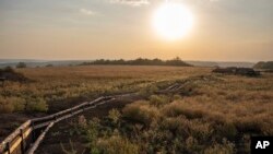 20일 우크라이나 도네츠크 지역에서 최근 건설된 요새가 보인다.