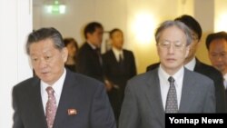 지난 5월 스웨덴 스톡홀름에서 송일호(왼쪽) 북한 북일국교정상화교섭 담당대사와 만난 이하라 준이치 일본 외무성 아시아대양주국장(오른쪽).