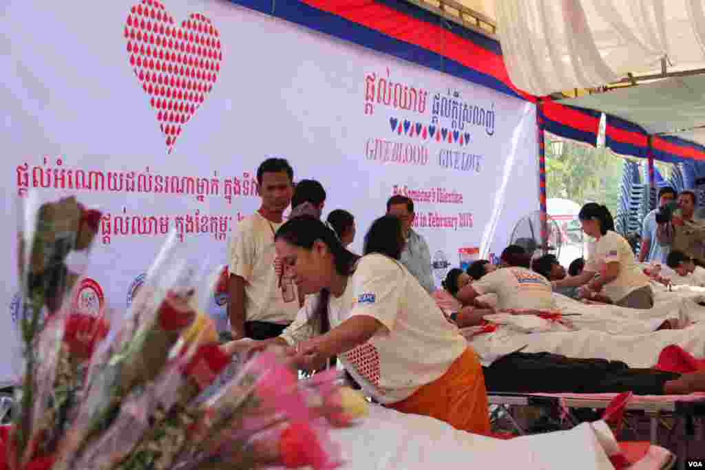 បុគ្គលិក​​នៃមជ្ឈមណ្ឌល​ជាតិ​ផ្តល់​ឈាម​​ធ្វើ​ការ​បូម​ឈាម​ពី​អ្នក​ស្ម័គ្រ​ចិត្ត​​ក្នុង​​​កម្មវិធី​ &laquo;ផ្តល់​ឈាម ផ្តល់​ក្តី​ស្រឡាញ់&raquo; នៅ​​ទីលាន​ប្រជា​ធិបតេយ្យ កាល​ពី​ថ្ងៃ​ទី​១៤ កុម្ភៈ ឆ្នាំ​២០១៥។ មាន​មនុស្ស​១៦០​នាក់​បាន​មក​​ធ្វើ​ការ​បរិច្ចាគ​ឈាម​នៅ​ក្នុង​កម្ម​វិធីនេះ។ (នូវ ពៅលក្ខិណា/VOA)