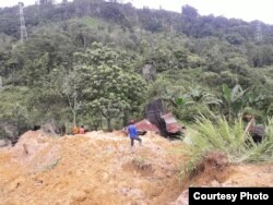 Tim SAR melakukan pencarian korban longsor di Toba Samosir, Sumatera Barat, 13 Desember 2018. (Courtesy: BPBD Sumatra Utara)