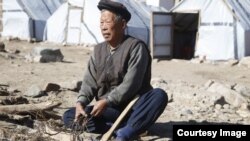 북한 함경북도 무산군의 수재민이 임시 천막 앞에서 땔감을 준비하고 있다. 국제적십자사 IFRC가 지난해 말 웹사이트에 공개한 사진.