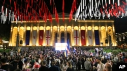 格鲁吉亚反对派人士在格鲁吉亚议会大厦外集会，抗议外国代理人法案。（2024年5月28日）