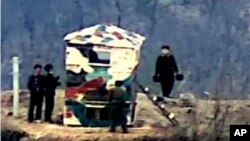 Arhiva - Na ovoj fotografiji bez datuma koju je Ministarstvo odbrane Južne Koreje objavilo 27. novembra 2023. godine, severnokorejski vojnici postavljaju svoje stražarsko mesto u Demilitarizovanoj zoni (DMZ) u Severnoj Koreji. (Foto: AP)