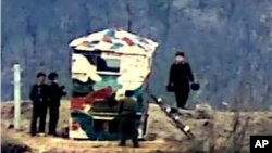  북한군 장병들이 비무장지대(DMZ) 내 감시초소(GP)에 감시소를 설치하고 있다. 27일 공개된 장면.