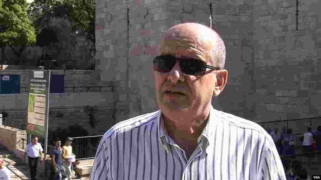 Mohamed Abu Roob, ahli optik dari Kota Tua di Jerusalem mengatakan bangsa Palestina merasa termotivasi pada masa jabatan pertama Obama dan berpikir ia akan melakukan sesuatu untuk konflik Palestina-Israel, namun tidak pernah terjadi apa-apa. (S. Bobb/VOA)