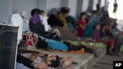 Para pengungsi Suriah beristirahat di kamp penampungan Bab Al-Salam di kota Azaz, Suriah dekat perbatasan Turki (foto: dok). 