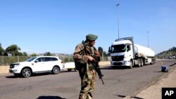 Jeshi la Ulinzi la Afrika Kusini (SANDF) likishika doria katika kituo cha ushuru huko Durban, Afrika Kusini, Ijumaa Julai 14, 2023.
