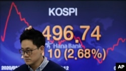 Nilai Korea Composite Stock Price Index (KOSPI) terlihat di layar sebuah tempat penukaran uang asing di Seoul, Korea, Jumat, 20 Maret 2020. 