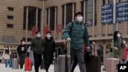 19일 중국 베이징 기차역의 여행객들.