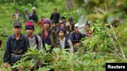 រូបឯកសារ៖ ក្រុម​បុរស​ជនជាតិ​ដើម​តំបន់​ភ្នំ​វៀតណាម ឬ Montagnard ដើរ​តាម​ផ្លូវ​ចេញ​ពី​តំបន់​ព្រៃ​ជ្រៅ​នៅចម្ងាយ​​ប្រមាណ​៧០​គីឡូម៉ែត្រ​ ភាគ​ឦសាន​​ក្រុង​បានលុង​ ទី​រួម​ខេត្ត​រតនគីរី​កាល​ពី​ថ្ងៃ​ទី​២២ ខែ​កក្កដា ឆ្នាំ​២០០៤។