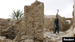Bangunan yang rusak akibat gempa di Saravan, Iran, pada April 2013. (Foto: Dok)