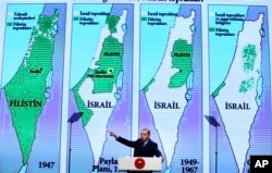 Dengan latar belakang peta Israel dan Wilayah Palestina, Presiden Turki Recep Tayyip Erdogan berbicara di Istanbul, Sabtu, 9 Desember 2017. (Foto: via AP)